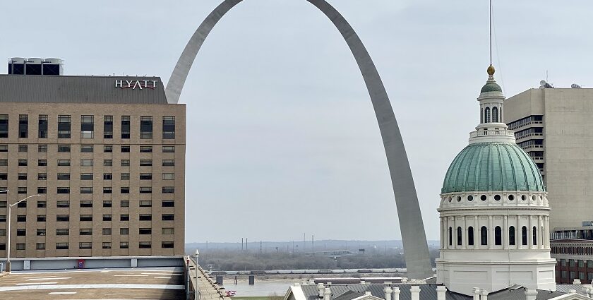 Missouri travel guide highlights Gateway Arch, the famous cultural landmark.