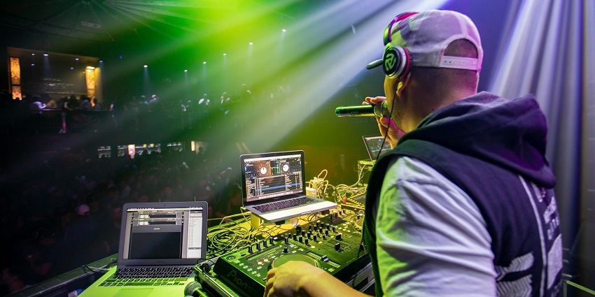 An image of the partygoers enjoying music at Money Club, one of the best Belgrade nightlife.