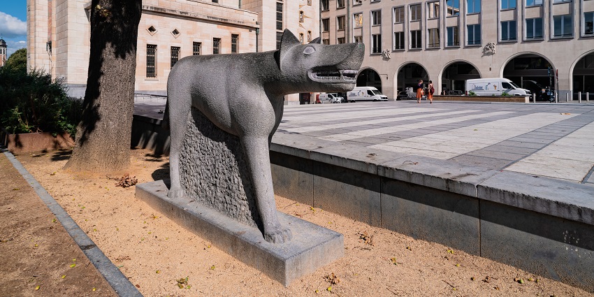 The alluring wolf statue in Mont des Arts, a place to visit in Brussels