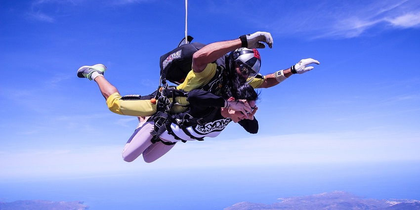 An image of two people skydiving in Montreal, a famous skydiving place in Quebec.