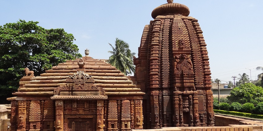 The places to visit in Mukhteshwar include Mukteshwar Dham Temple, a 350-year-old shrine.