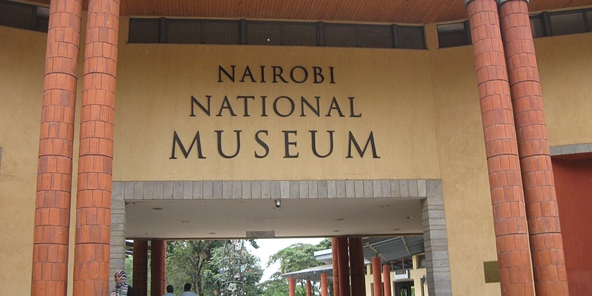 A huge dinosaur statue is placed on one of the lawns in the Nairobi National Museum.
