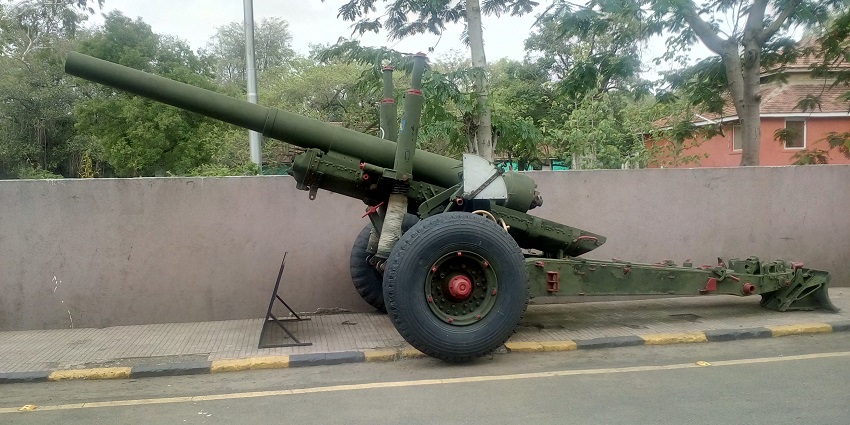 The Deolali travel guide highlights the historic military camp area featuring a Bofors Gun.