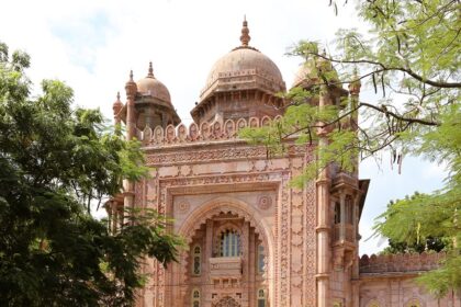 The National Art Gallery Chennai houses paintings of colonial and pre-independent India.