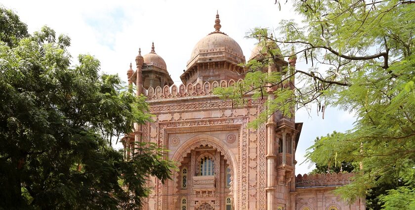 The National Art Gallery Chennai houses paintings of colonial and pre-independent India.