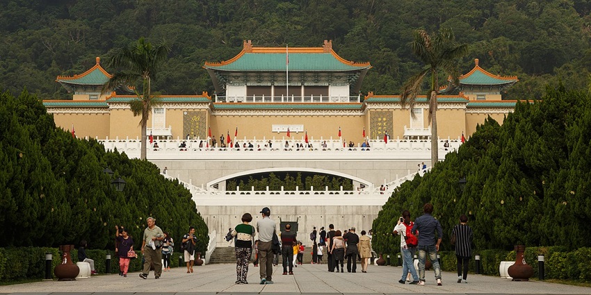 Scenic road leading to the National Palace Museum, one of the top places to visit in Taiwan in January, surrounded by greenery.