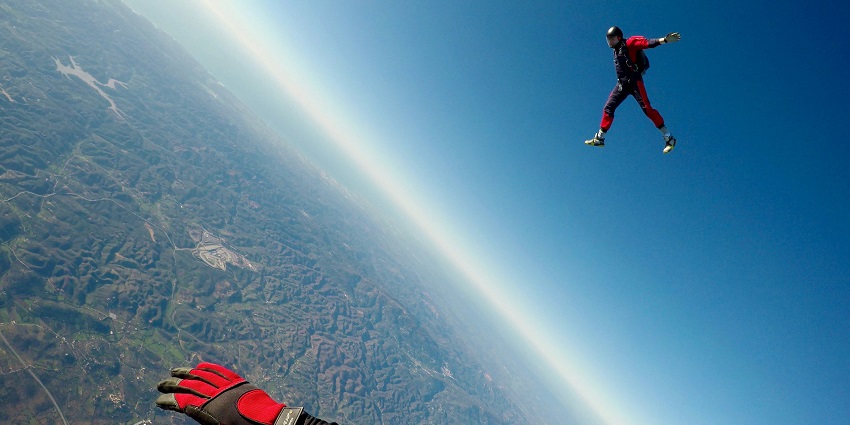 This image represents skydiving in Prague with stunning views of the city skyline.
