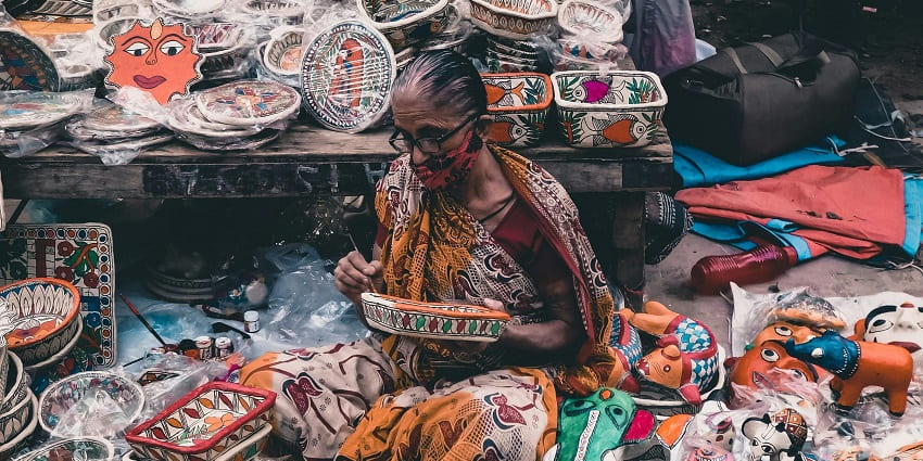 Noida Haat offers shopping for pottery, jewellery, textiles, wooden carvings and more.