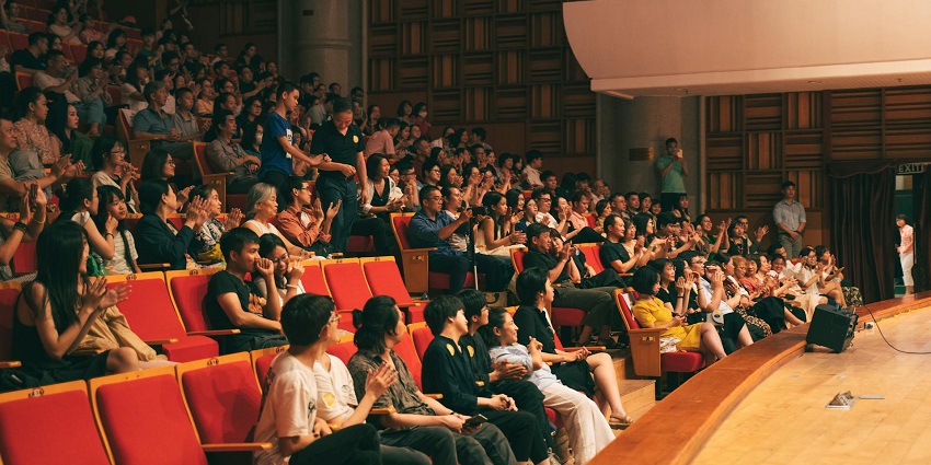 An Image of people, gathered in a stadium arena, resembling the indoor Arena.