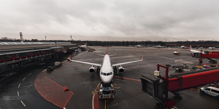 An image of an airport similar to Orlando-Apopka Airport, a famous airport in Orlando.