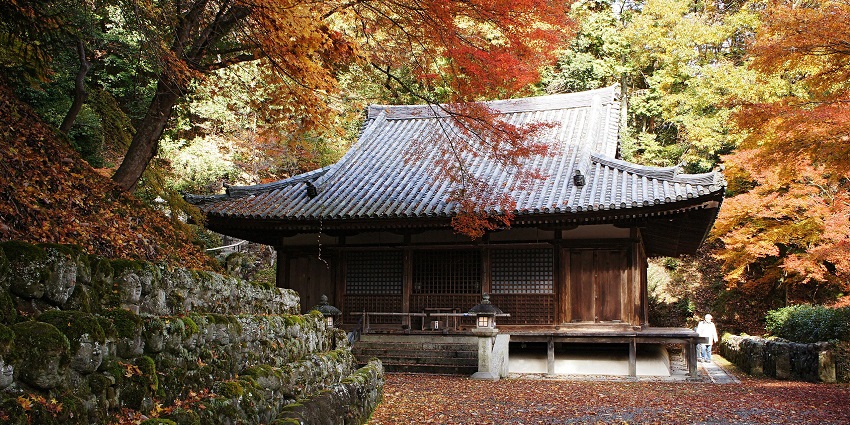 The picturesque temple with serene surroundings.
