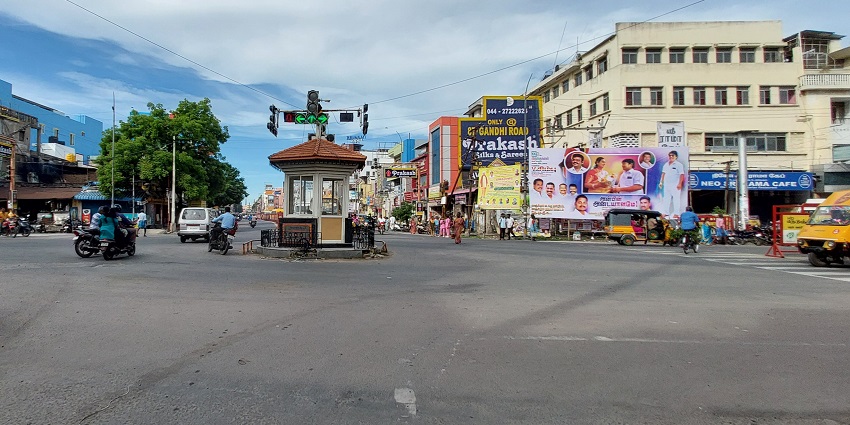 Roads and streets in Kanchipuram, Tamil Nadu - Carry modest clothing