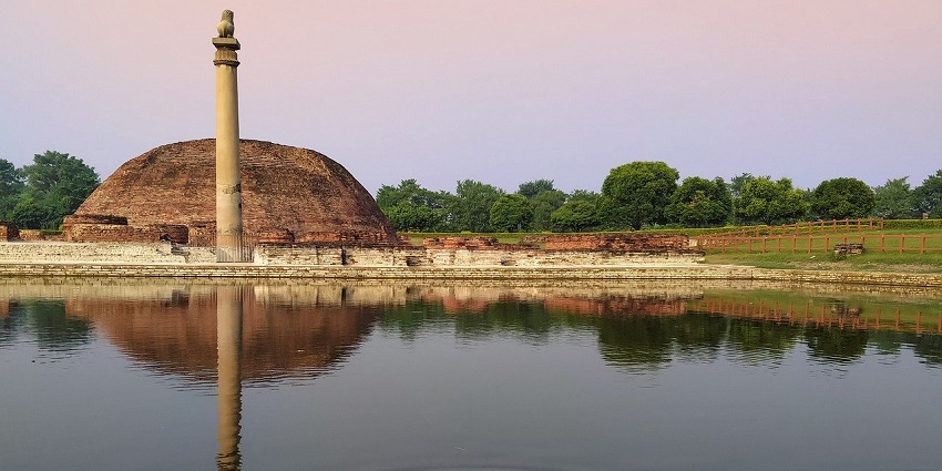 Auto rickshaws outside Jalalgarh Fort in Bihar