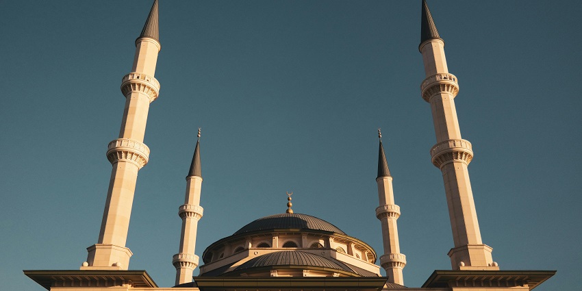 Image of the scenic mosques near the historic Kufa mosque