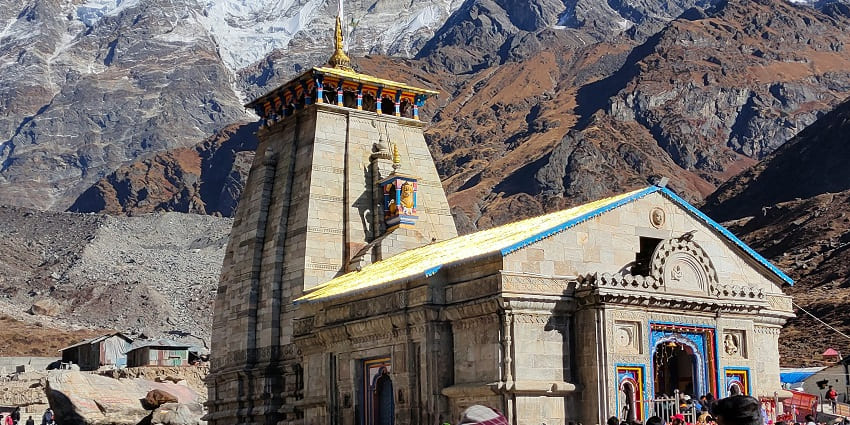 Image of Kedarnath temple in Uttarakhand with picturesque view of mountains