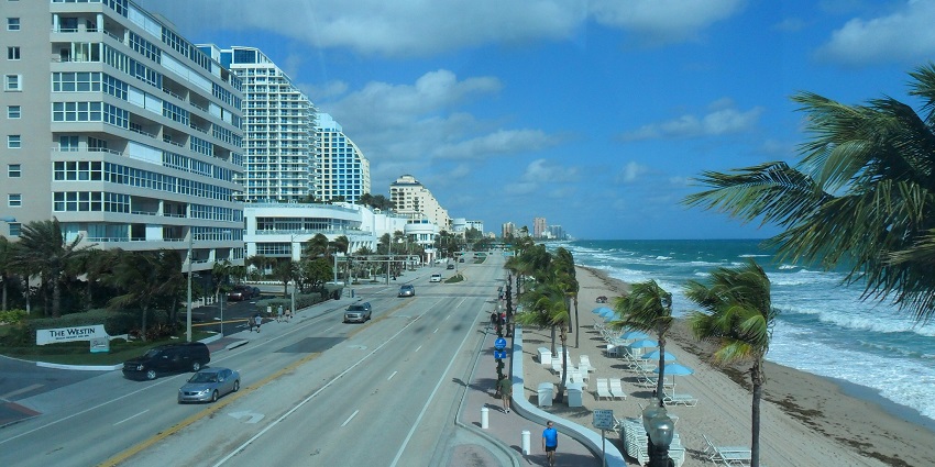 An image of a beach at Fort Lauderdale, a famous place to visit in Florida.
