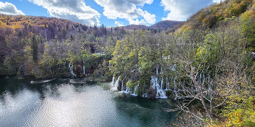 A peaceful view of the lakes and waterfalls in the park helps plan a visit.