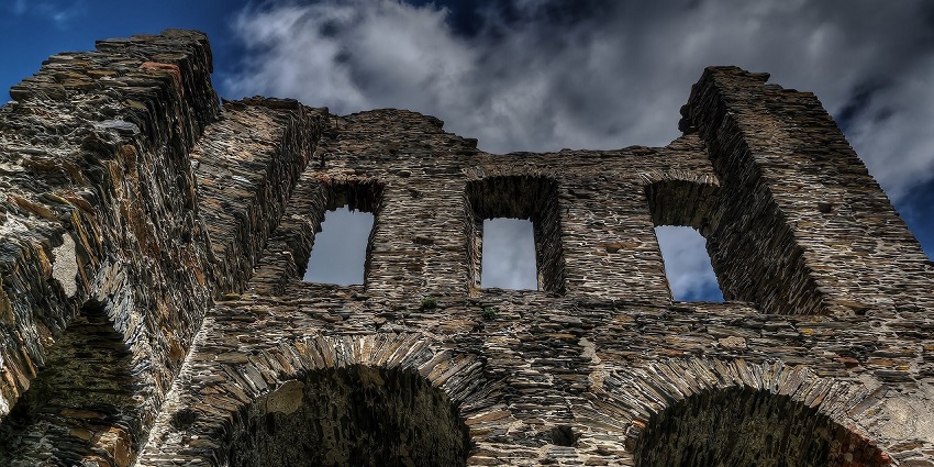 Interiors of the Fort Zancudo with a blue sky above.