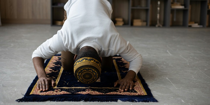 When visiting Abu Bakr Mosque in Saudi Arabia, follow the photography rules.