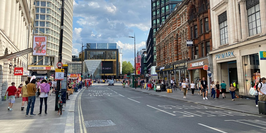 An Image of the view of Oxford Street, one of the famous shopping places in London.