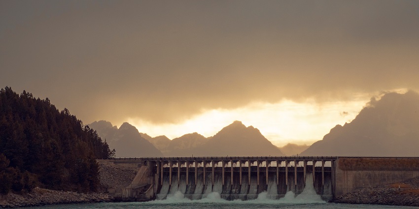 Dam on the Damodar River, surrounded by scenic views, featured in the Maithon travel guide.
