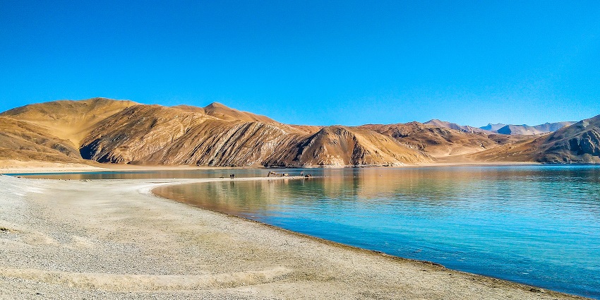  Stunning high-altitude lake with changing hues in Ladakh