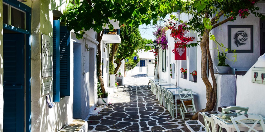 A tranquil street on a random afternoon in Paros.