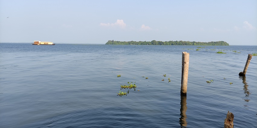 Pathiramanal Island is a picturesque island offering lush greenery and rich birdlife.