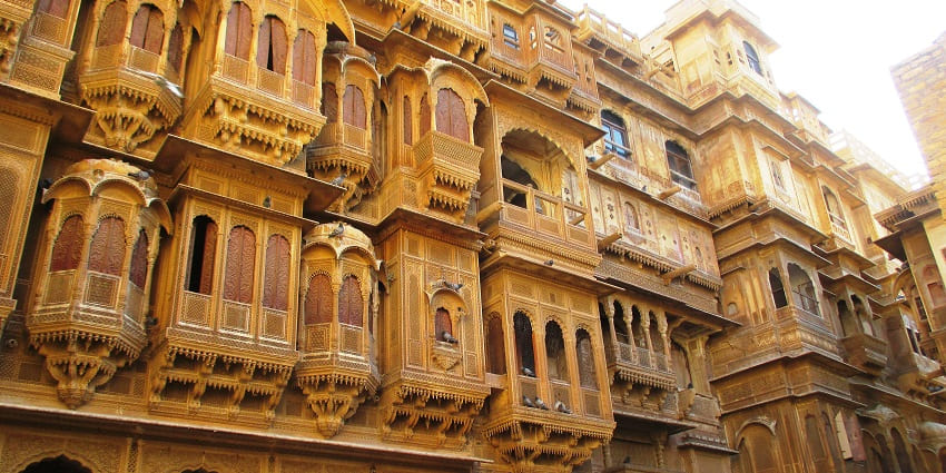 Intricately carved haveli showcasing Rajasthan’s grandeur, featured in Jaisalmer travel guide.