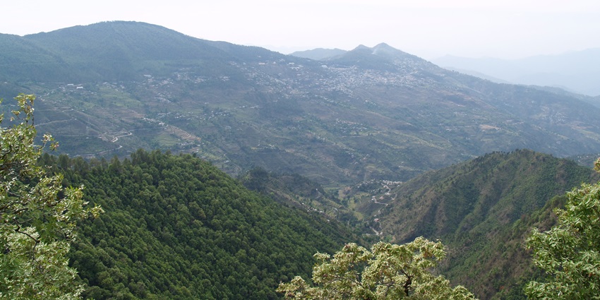 A picture of the scenic hill station of Pauri with lush green hills and verdant valleys all around