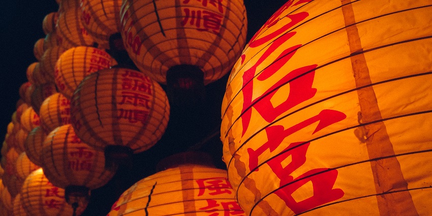 This picture shows hot air balloons in which something is written in the Chinese language