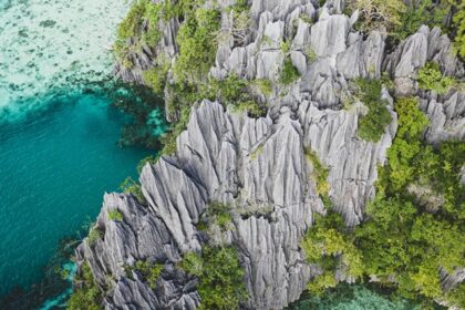 Discover the famous places to visit in the Philippines, which include breathtaking tourist attractions.