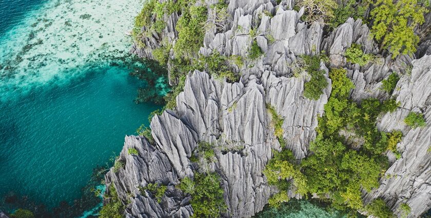 Discover the famous places to visit in the Philippines, which include breathtaking tourist attractions.