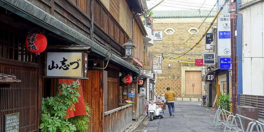 A narrow, atmospheric alley in Kyoto is known for traditional tea houses.
