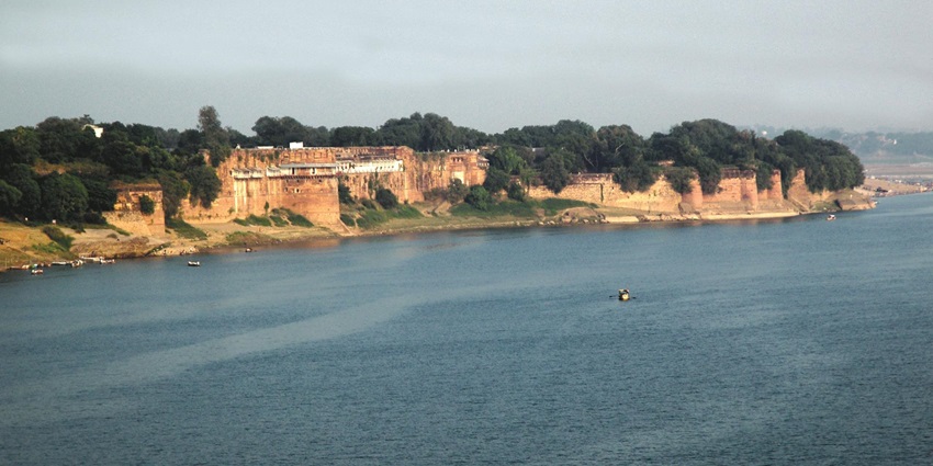 View of Akbar Fort, a historic red-sandstone Mughal fort on the Yamuna in Prayagraj.