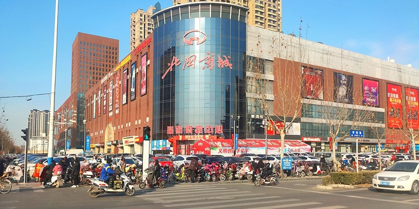 The view of the central portion of the Qipu Road Clothing Market.