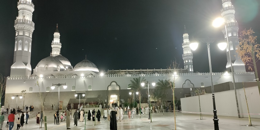 Historic mosque in Medina, significant for Islamic prayer and history.