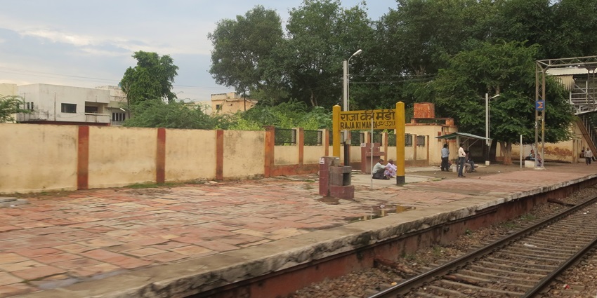 Raja Ki Mandi is one of the most historical places to visit near Agra within 100 kms