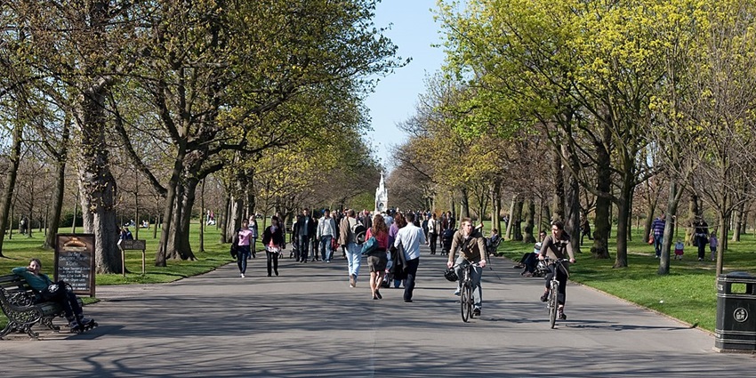 An Image of people walking in Regent's Park, a tourist attraction near London Zoo