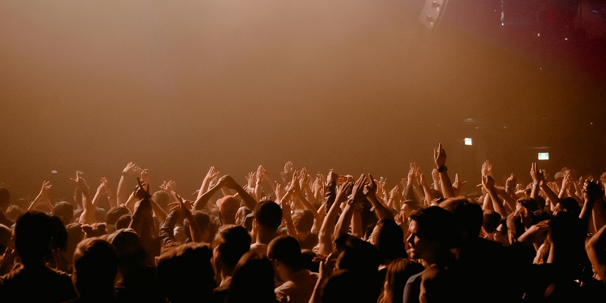 Experience red neon lights, theme parties and a live DJ at the vibrant Roadies Club.