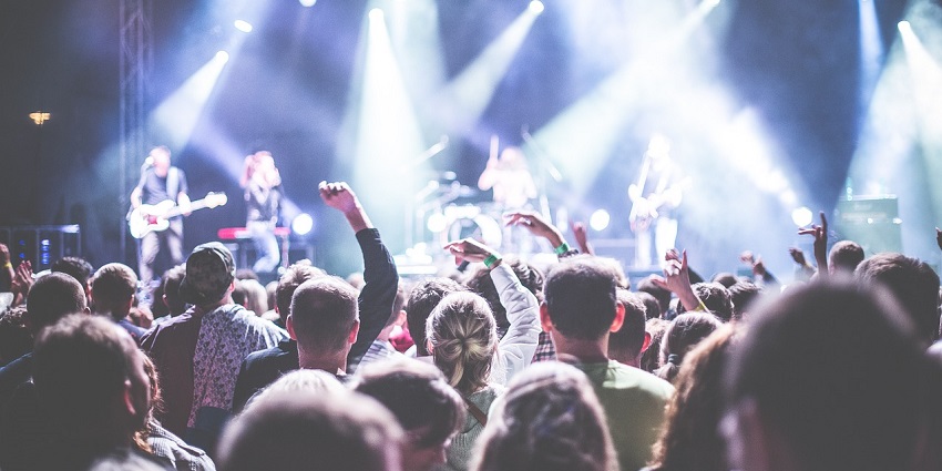 Rock enthusiasts, immerse yourself as a part of Brazil nightlife at Manifesto Bar