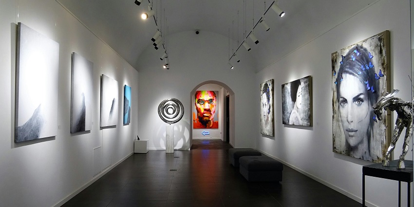 Spend some time exploring the art of Ruchika art gallery, one of the places to visit in Varanasi for couples.