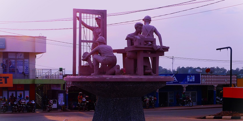 A statue of a man and woman in Rwamagana shows the progress of the Rwandan economy.
Viewers of this file can see comments and suggestions