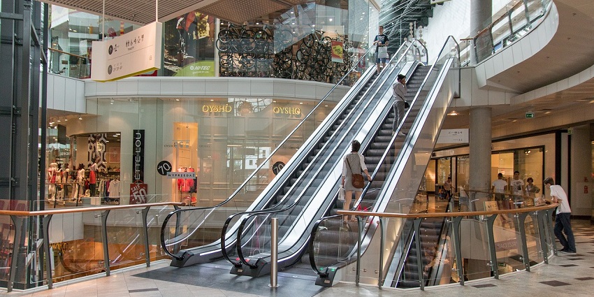 Inside the halls of the S2S Square center, a haven for shopping lovers