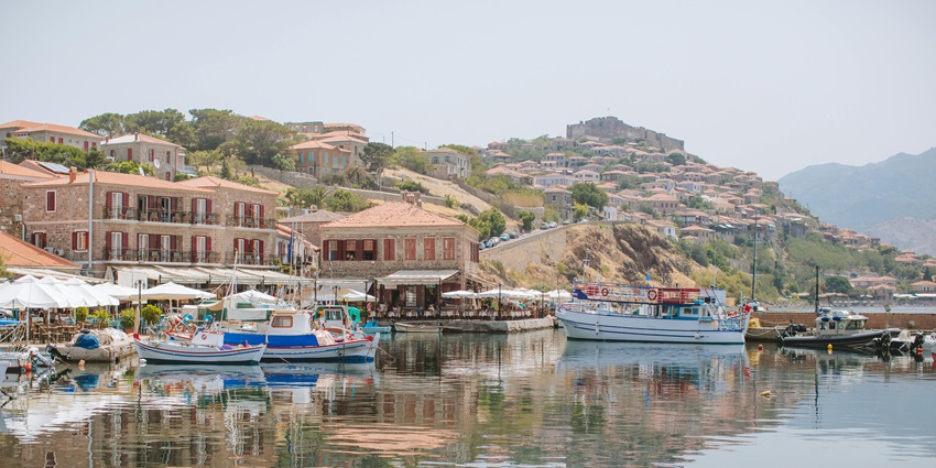 Climb up on the wooden boat and then get to enjoy your time at the Sala Sunset Khounta.
