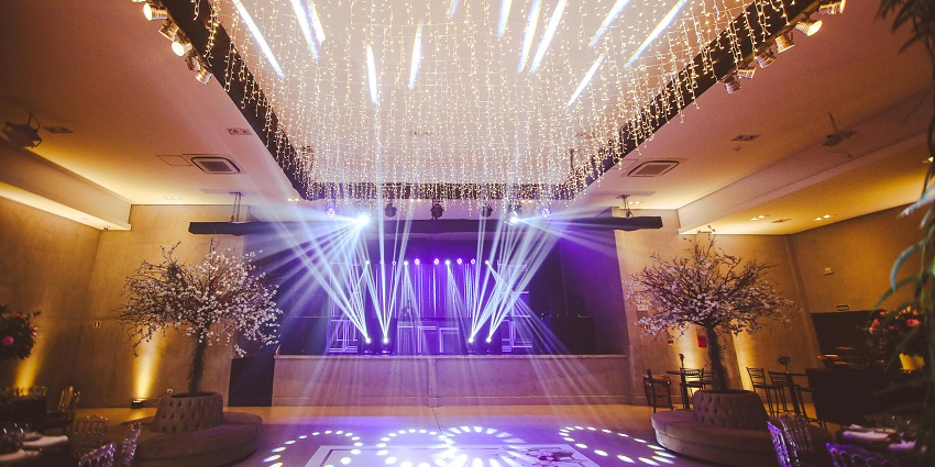 An image of the guests enjoying lights at Samo Pivo bar.