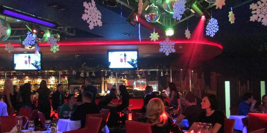 Stylish bar in Santa Marta, a recommended place to experience the night.