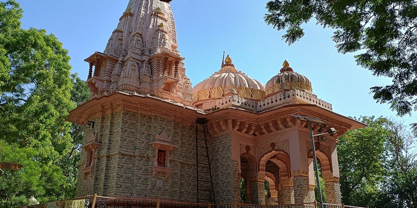 A picture of the traditional Sapt Rishi Ashram, one of the best places to visit in Haridwar for couples