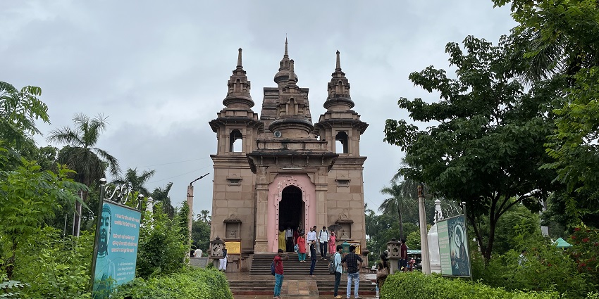 Take a tour of the famous Buddhist site of Sarnath with your partner.