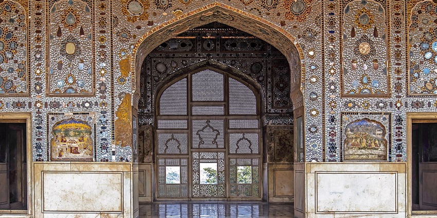 A glimpse of Seesh Mahal, which is a beautiful mirror palace near the popular Asansol water park.